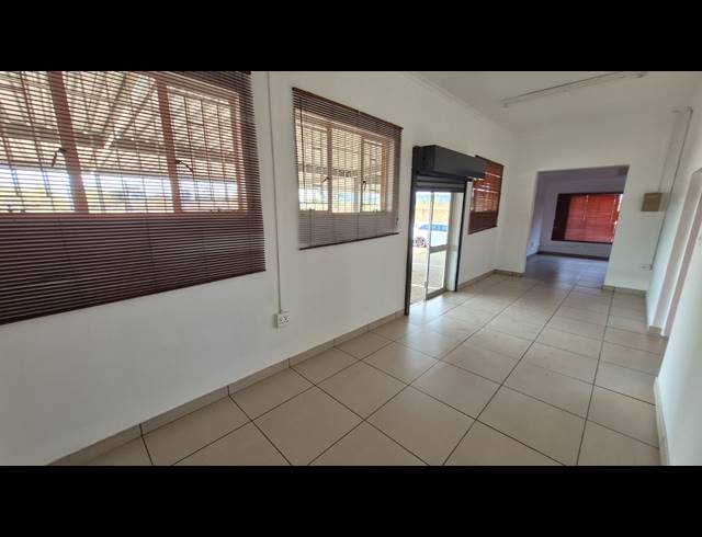 329M² WAREHOUSE TO LET IN APEX